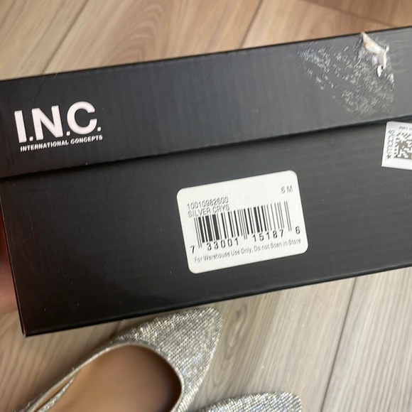 INC INTERNATIONAL CONCEPTS WOMEN'S SILVER RHINESTONE POINT TOE ZITAH PUMPS 6M - Picture 8 of 8